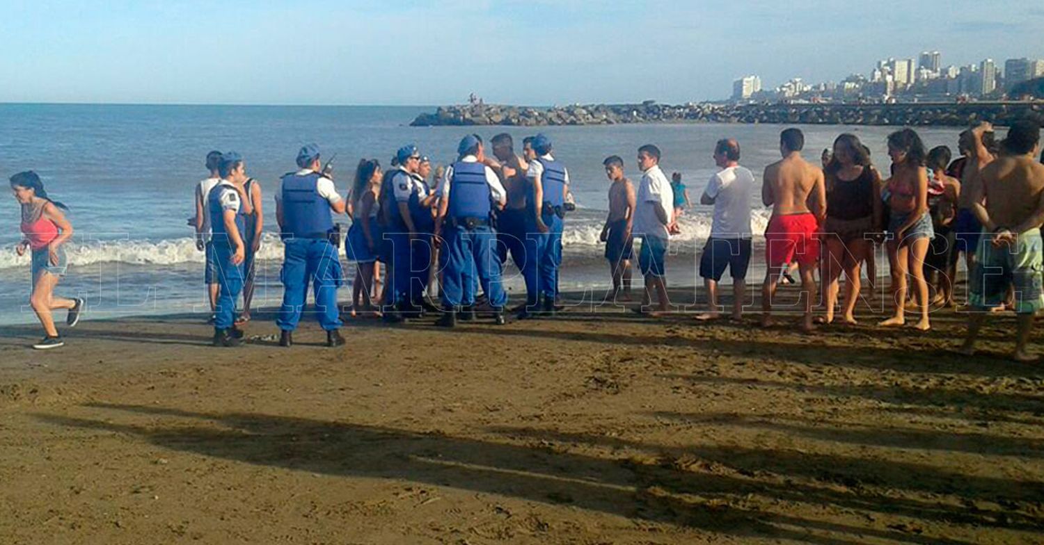 La barra de Alvarado se enfrentó en plena playa céntrica