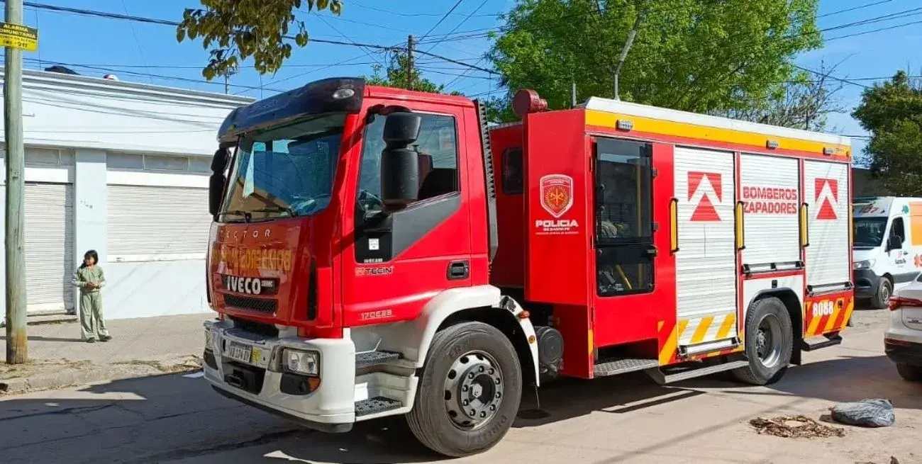 Intentó arrojarse desde el techo de una casa y fue rescatada por los Bomberos: dramático episodio en Santa Fe