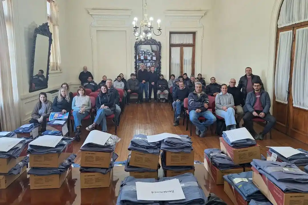 Benito Juárez: entrega de indumentaria laboral a trabajadores del municipio
