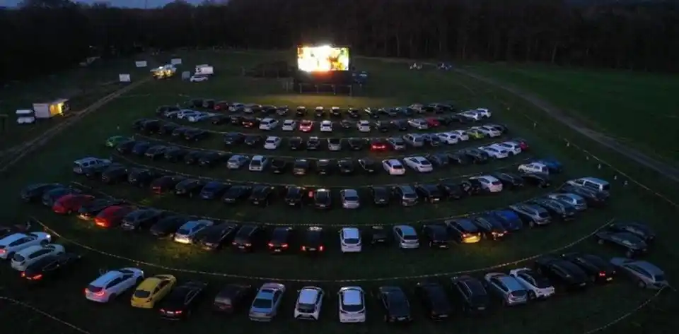 Reinventarse en Cuarentena: Alquilaban pantallas para eventos y ahora impulsan el primer autocine led en Carhué