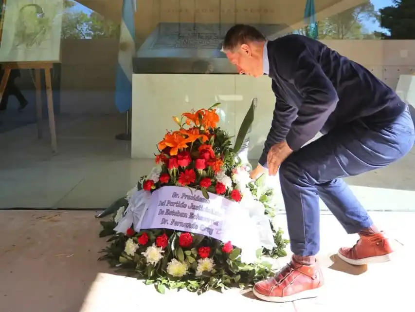 Fernando Gray rindió homenaje a Juan Domingo Perón, a 130 años del nacimiento del líder del Movimiento Justicialista