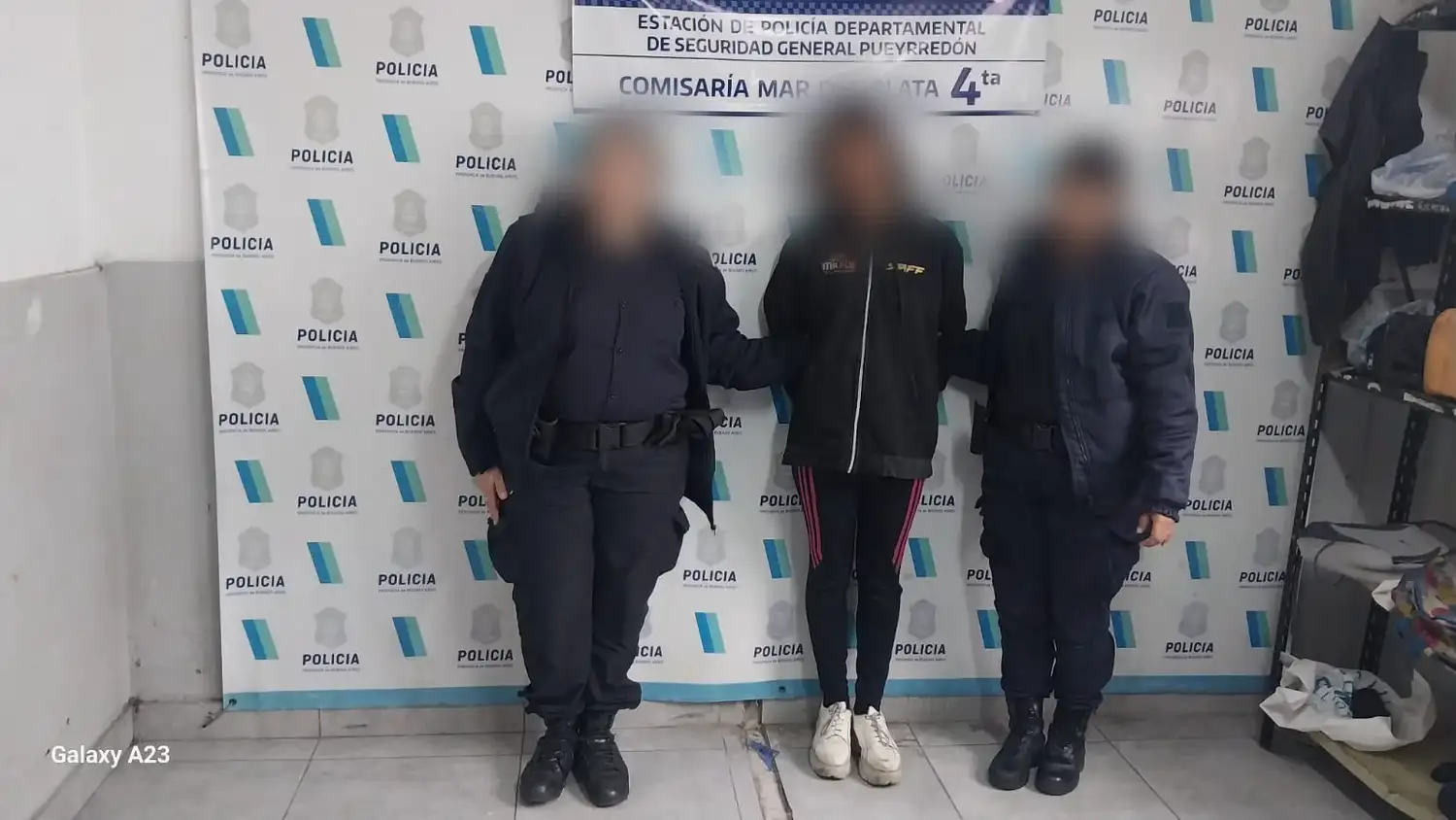 A través del sistema informático policial se confirmó que la mujer tenía un pedido de captura activo desde 2023, solicitado por el Juzgado de Ejecución Penal N°1.