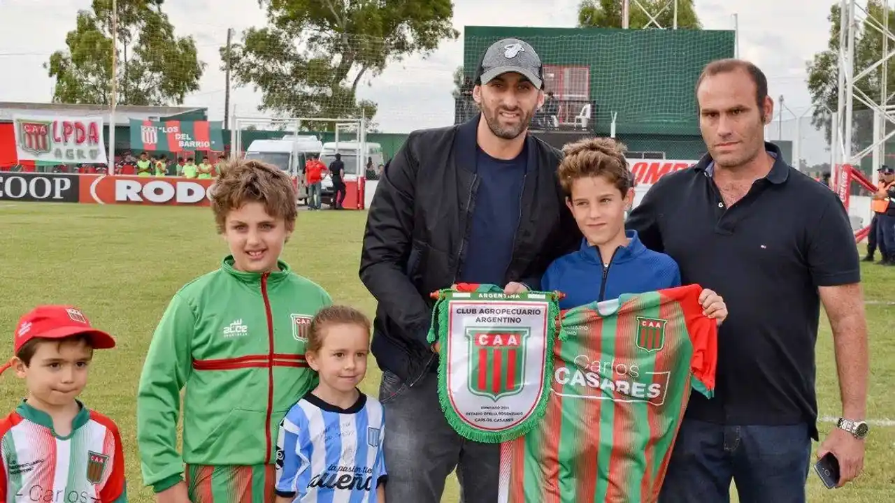 Diego Milito junto a Bernardo Grobocopatel en la cancha de Agropecuario.