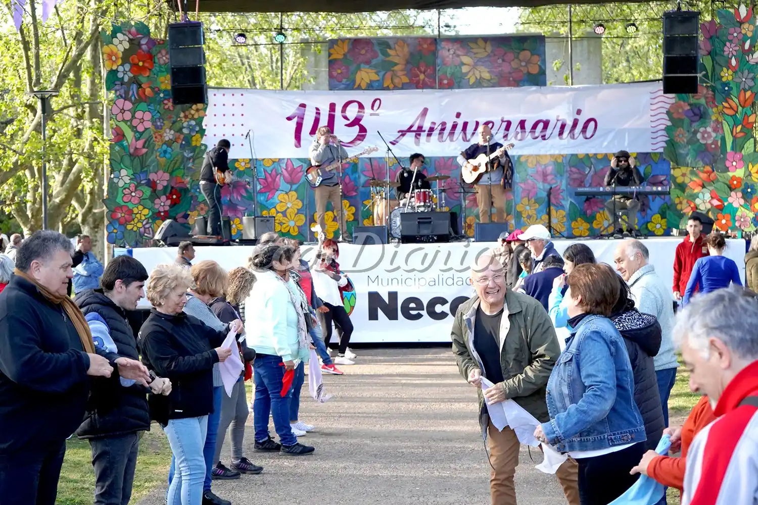 Danzas tradicionales. El público se sumó a bailar con la música del espectáculo