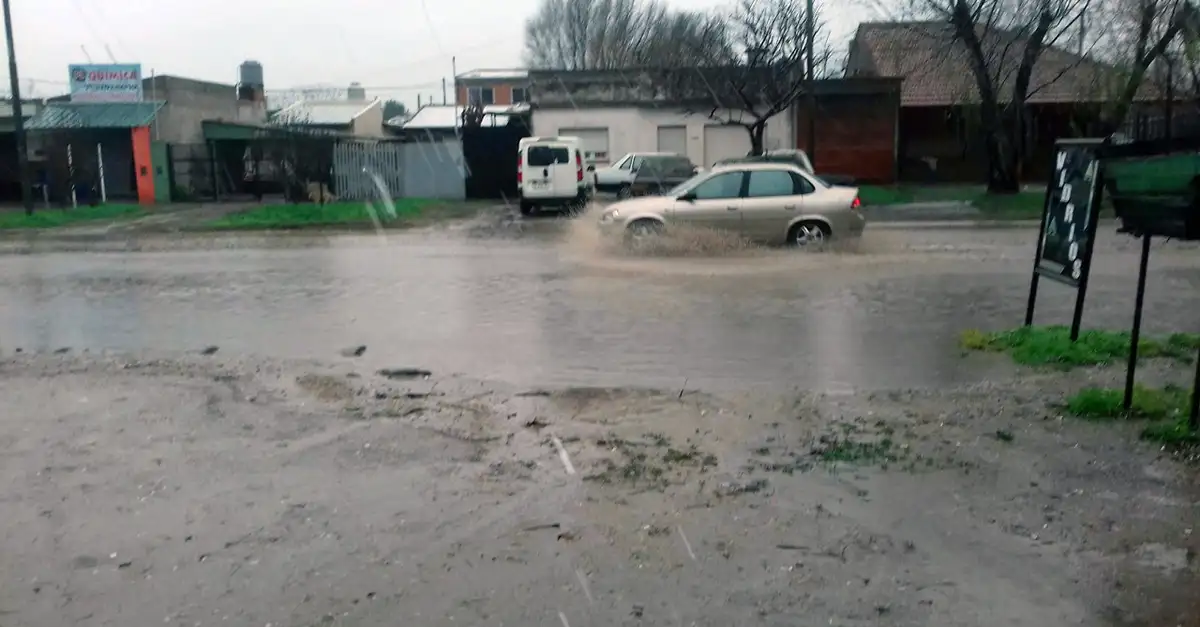 Hay 20 personas evacuadas y cesó el alerta por fuerte viento