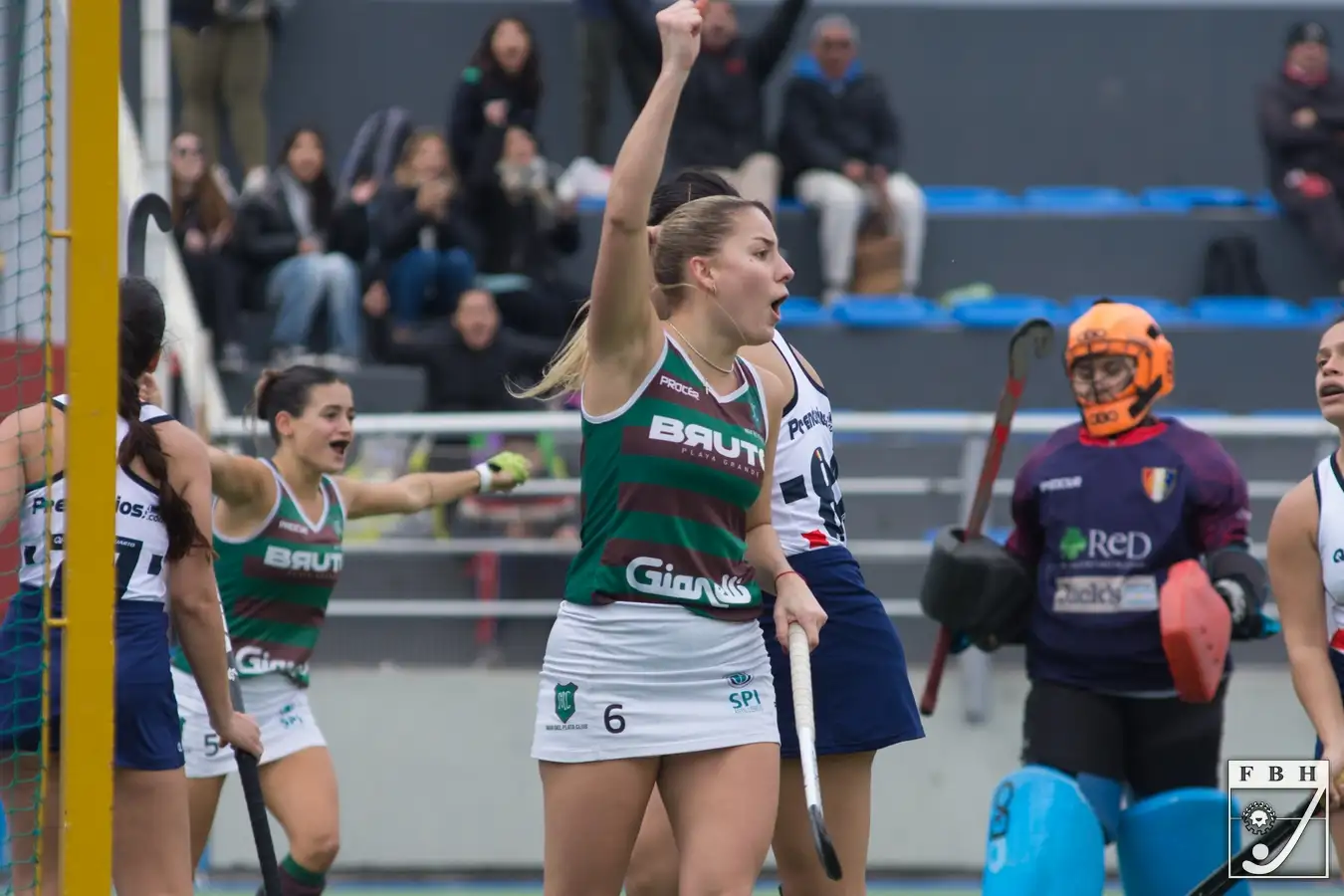 Candela Fruttero celebrando su gol ante Natación y Gimnasia (Foto: Federación Bonaerense de Hockey)