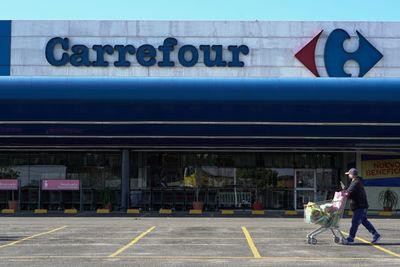 ¿Se va de Argentina? Carrefour replantea su salida del país y los changuitos dan una pista sobre qué harán