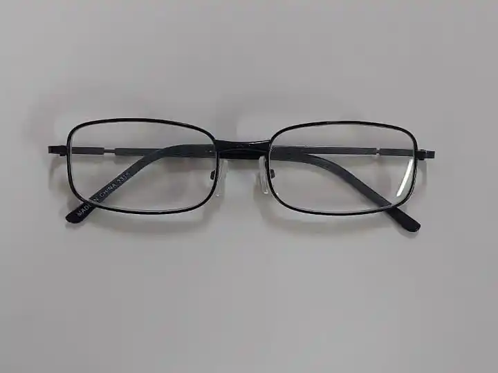 Hallaron lentes de aumento en calle Las Heras