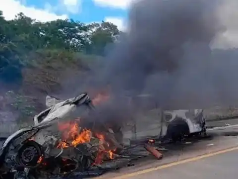 La colisión frontal y posterior incendio provocó once víctimas mortales.