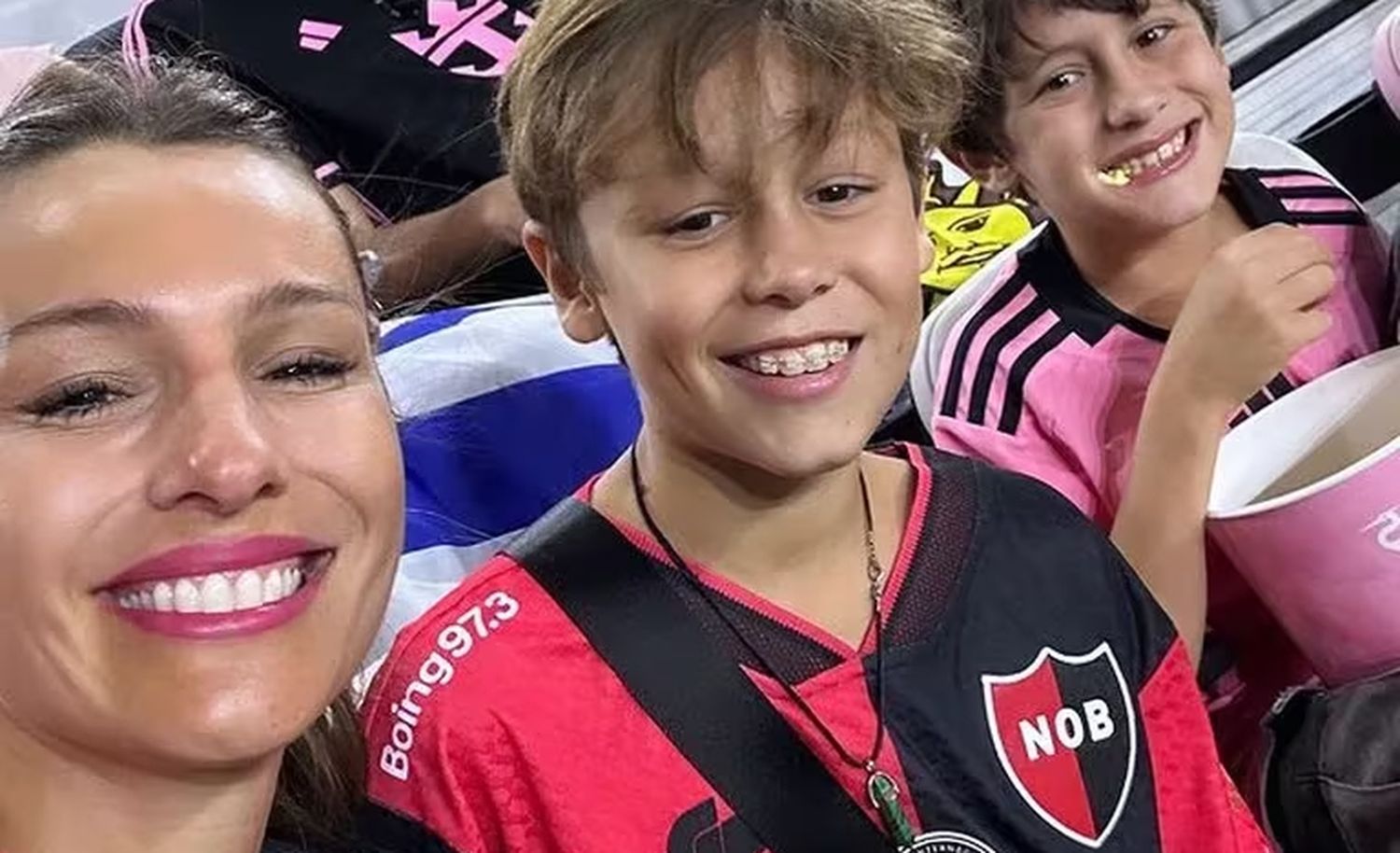 Pampita fue a ver a Messi: la emoción de sus hijos y el furor que causó con la remera de Newell’s