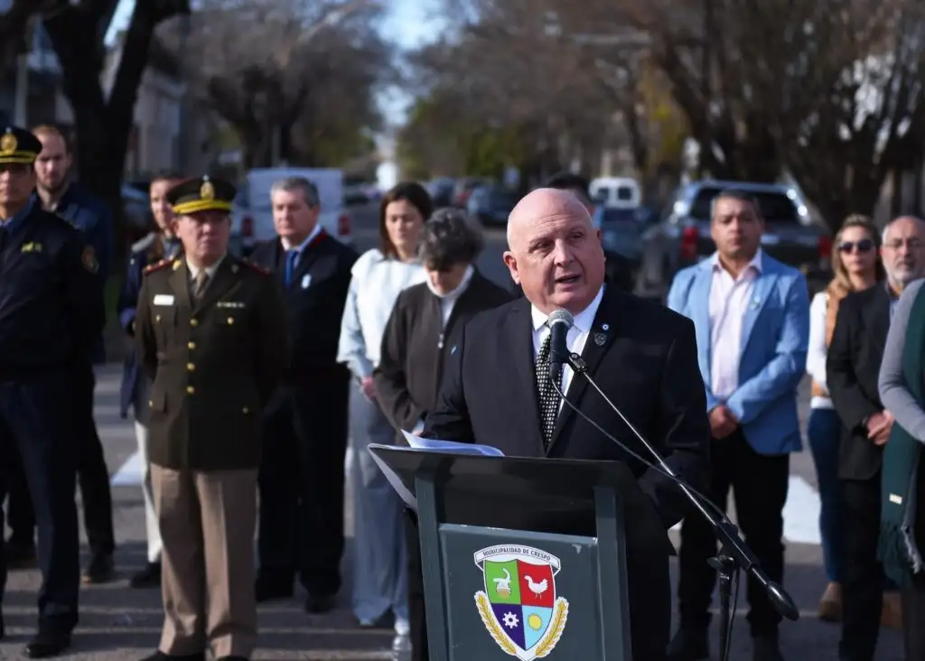Crespo celebró el 209º Aniversario de la Independencia con un emotivo acto y desfile cívico