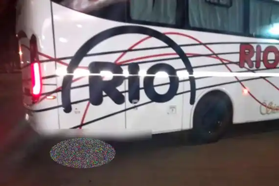 Escalofriante hallazgo en Corrientes: un colectivo llegó a la terminal arrastrando un cadáver