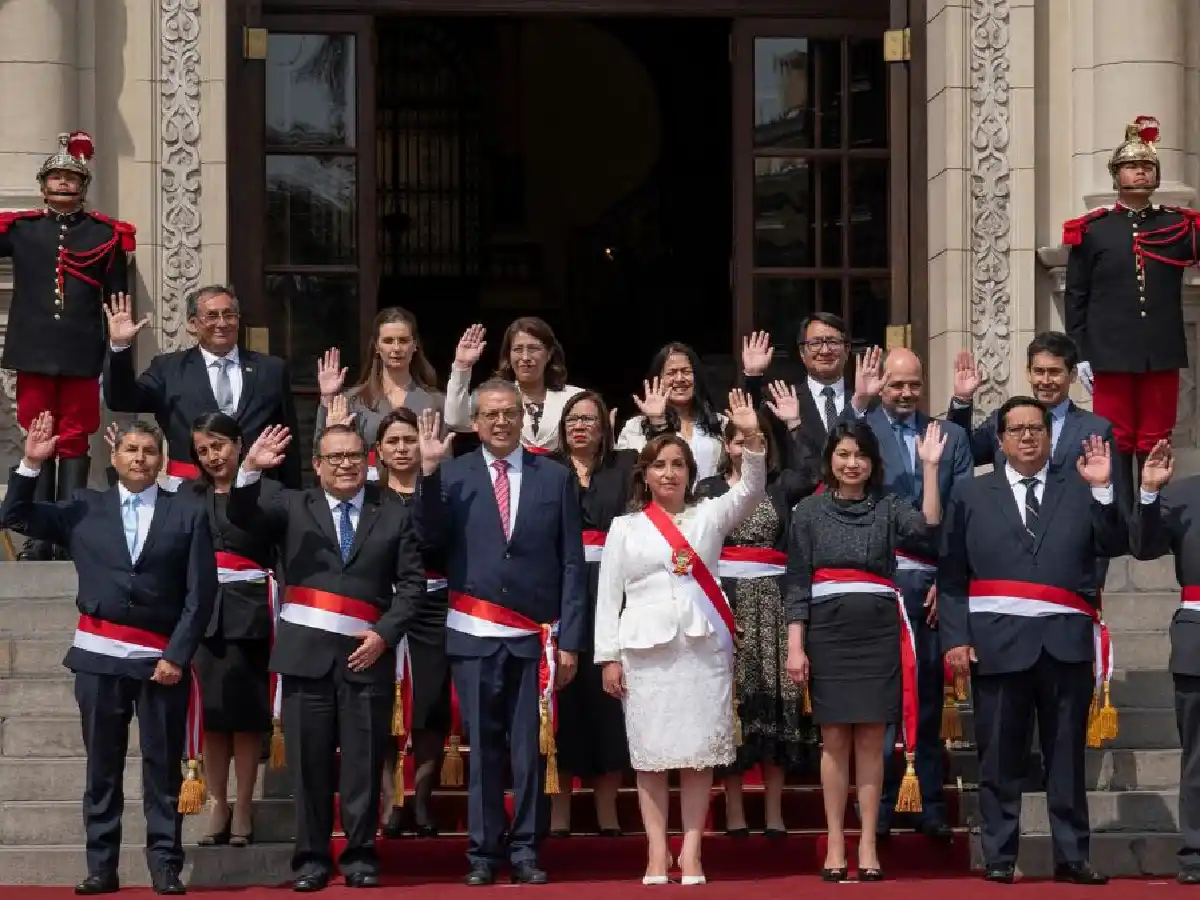 Boluarte nombró su gabinete, con un exfiscal a la cabeza, y llama a la "paz social"