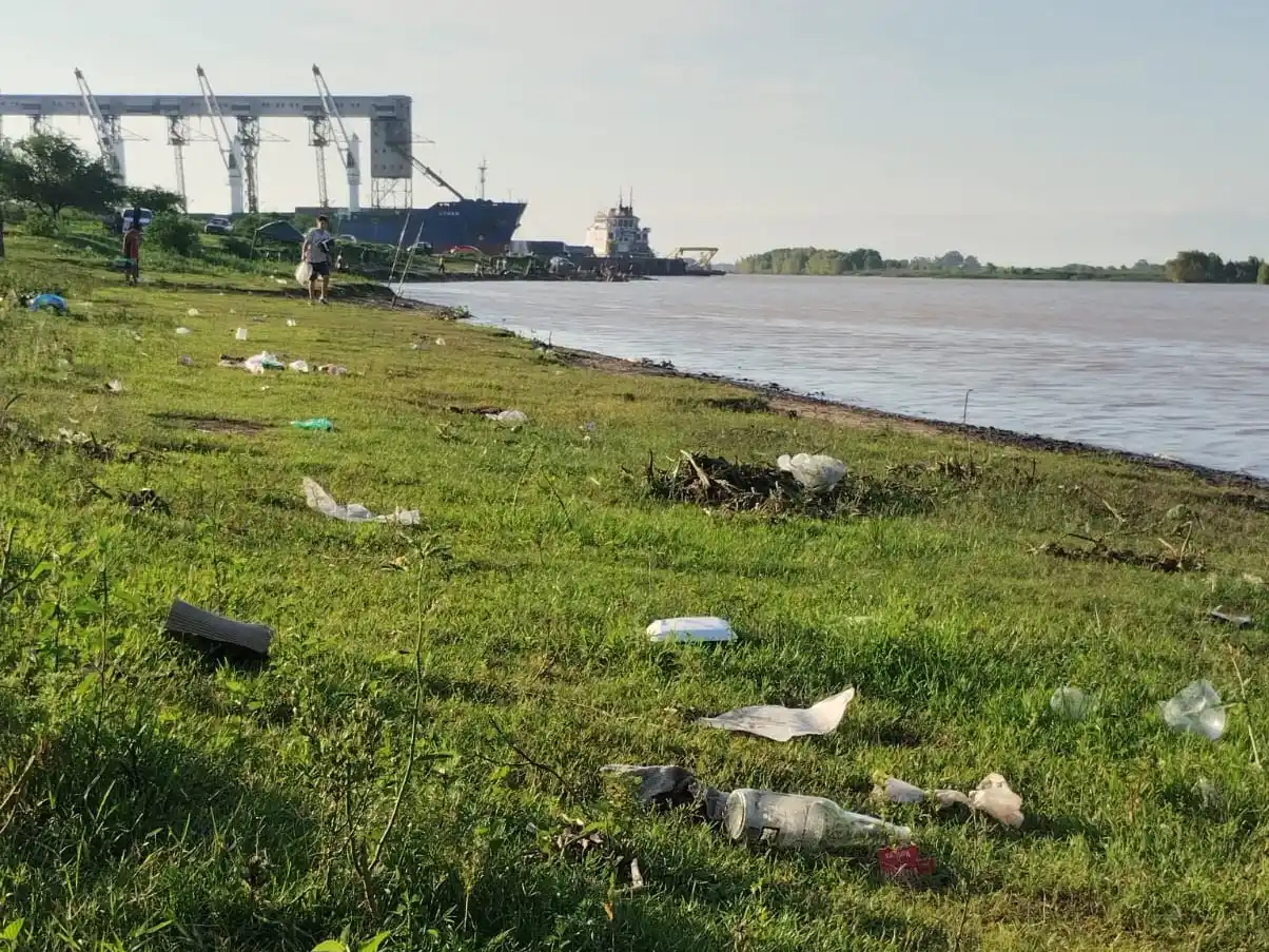 Una vergüenza la mugre que dejan en el puerto