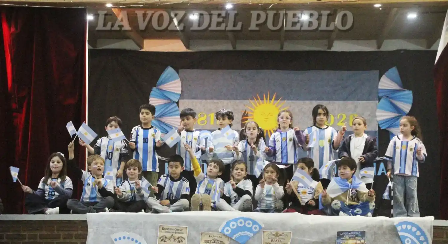 Alumnos de la Escuela 11 durante la representación realizada ayer por la tarde en la localidad