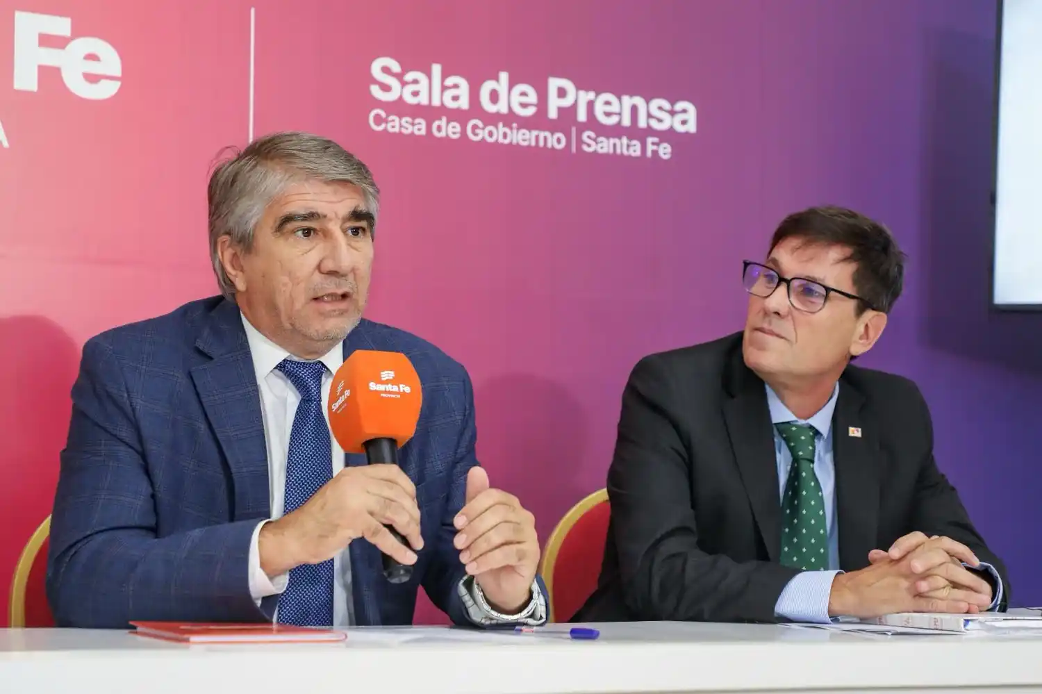 Los ministros de Gobierno y de Educación en plena conferencia de prensa.