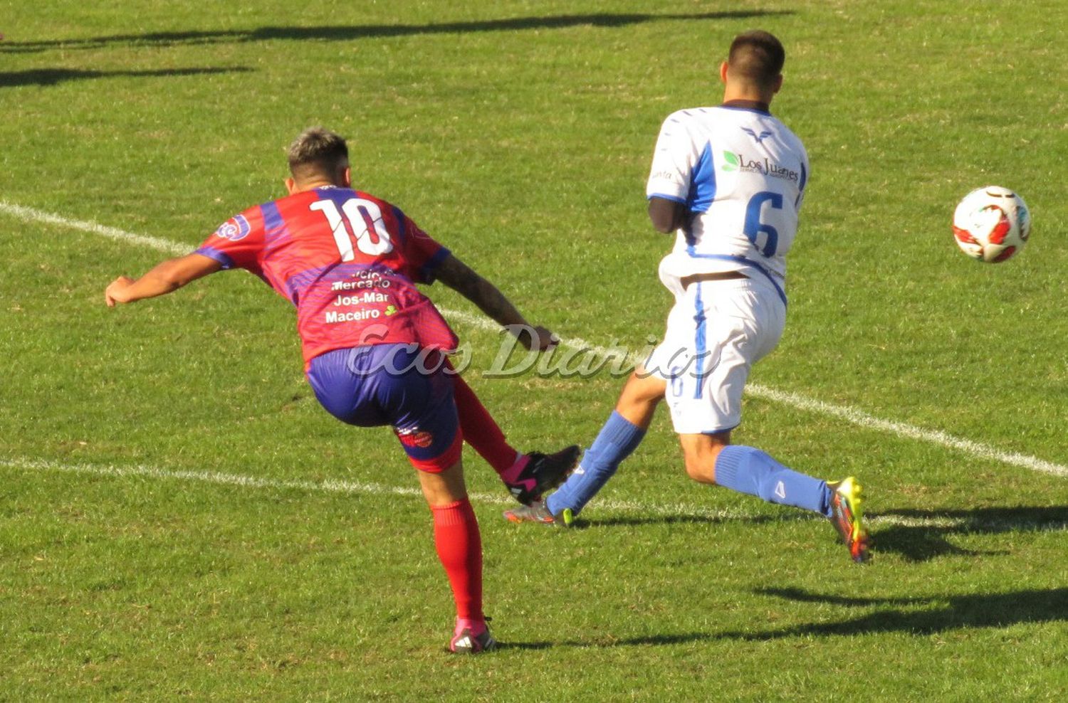 Disparo de Kevin Ortueta en el encuentro ante Independiente de San Cayetano