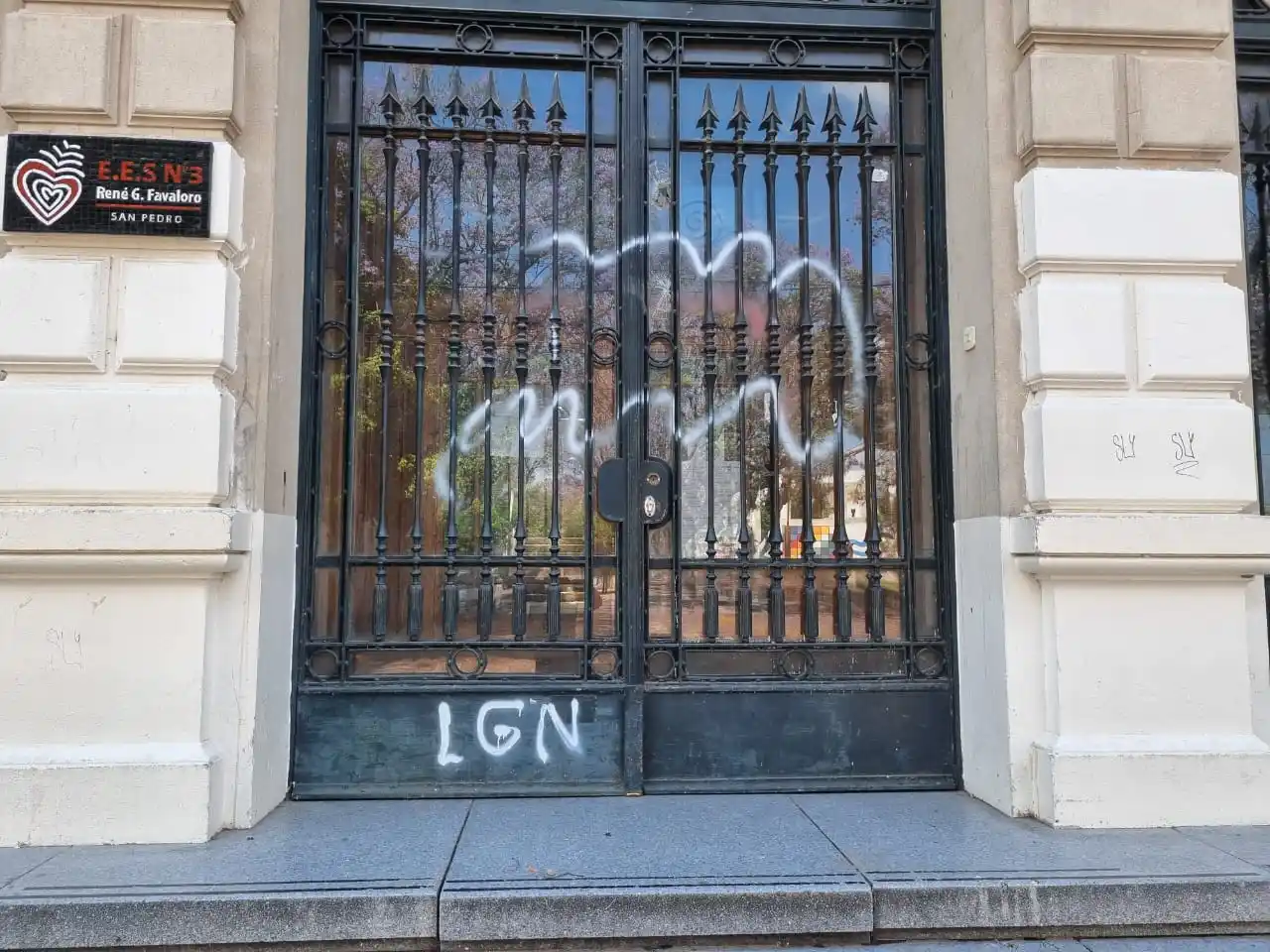 Vandalizaron la Escuela Normal: llaman a “reflexionar” pero no hay denuncia