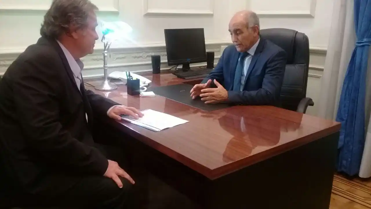 El vicegobernador recibió al jefe de Gabinete municipal para abordar el problema de IOMA