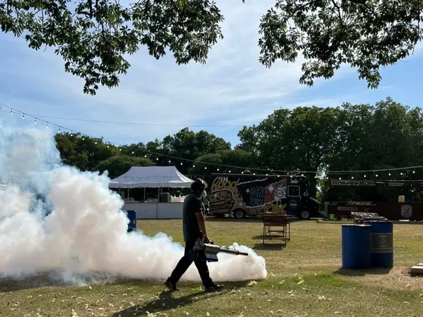 El municipio continúa con los operativos de fumigación en plazas y espacios verdes
