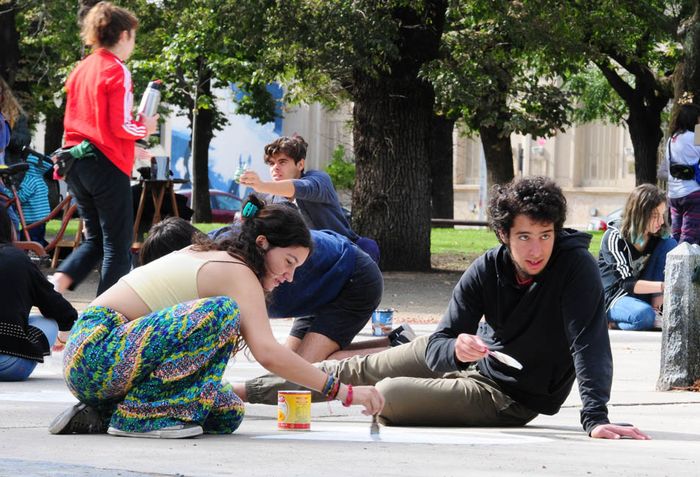  Repintaron los pañuelos de la plaza como parte de las actividades por la Memoria 