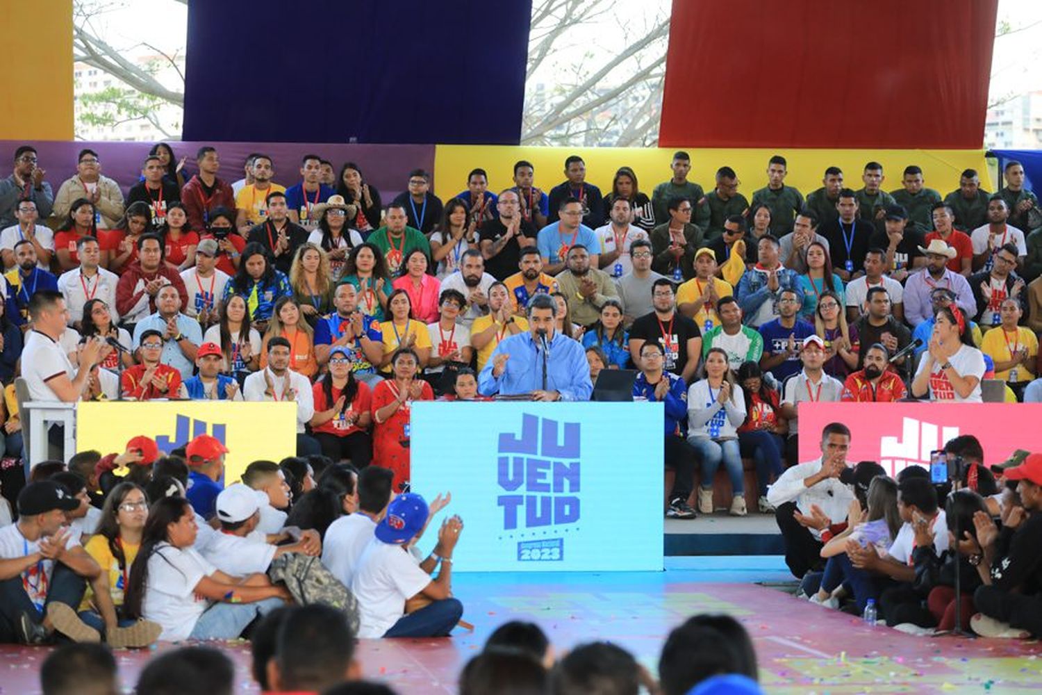¿BUSCANDO EL VOTO?  Maduro ofrece villas y castillas a la Juventud PSUV