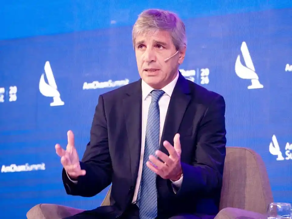 Desde Washington, Caputo afirmó que no se van a desviar “ni un centímetro” del rumbo económico