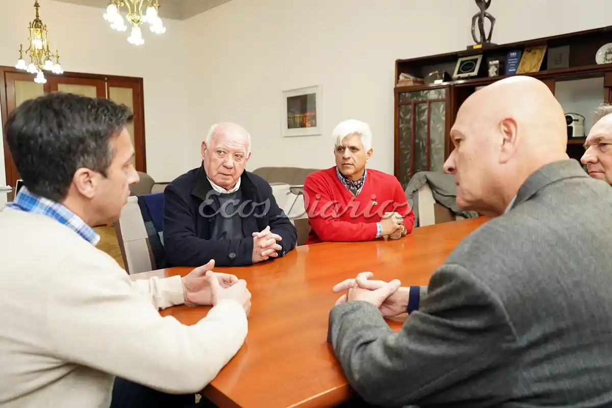 Reunidos. Rojas dialogó con los rotarios Ignacio, Wall, Fuentes Benítez y Marcolongo