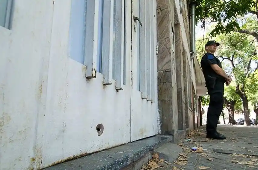 Zona sur: balearon el frente de una casa custodiada por la Policía Federal