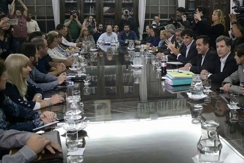 Vidal busca cerrar un aumento con los docentes antes de fin de año