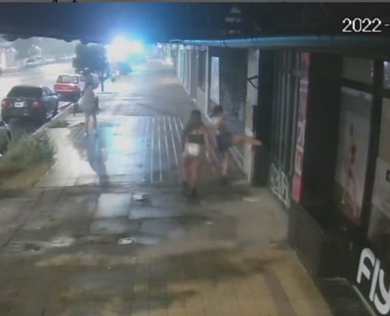 Los familiares de las jóvenes que rompieron una vidriera en avenida España se harán cargo de las roturas