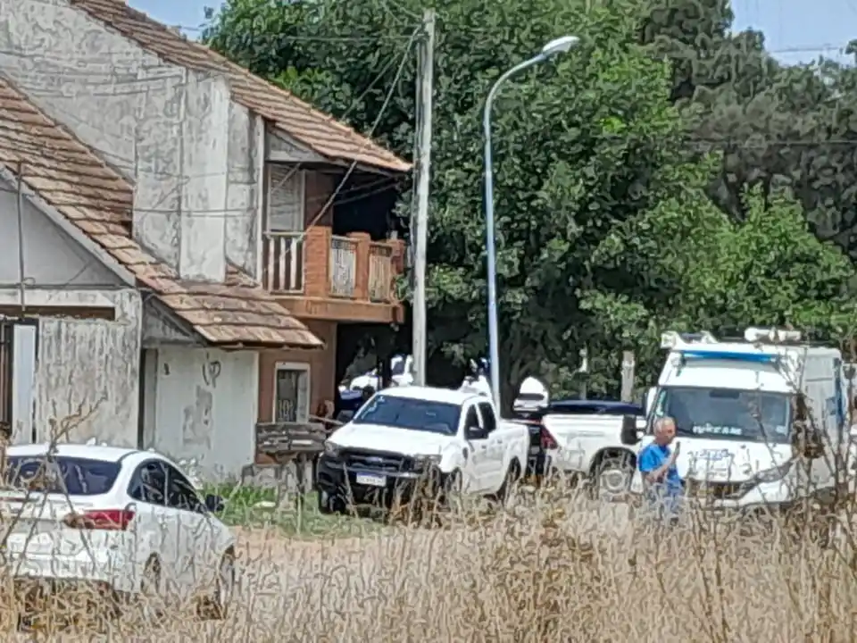 En paralelo, los investigadores avanzan con el análisis de las cámaras de seguridad ubicadas en las inmediaciones del domicilio donde ocurrió el crimen.