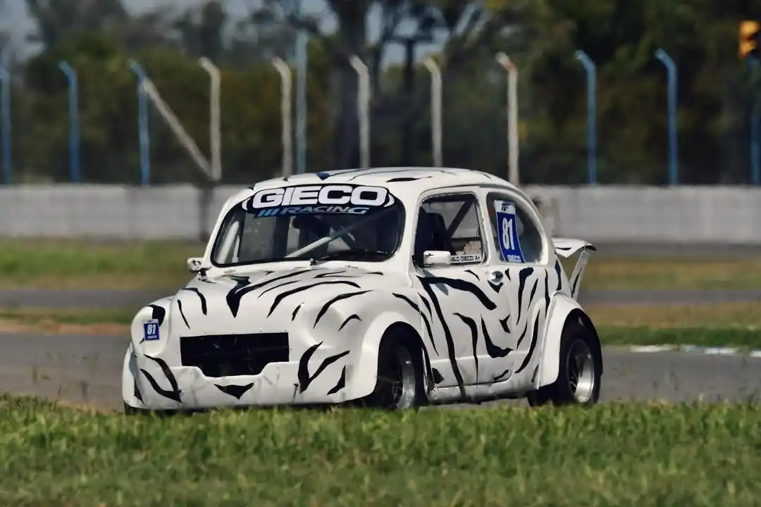 Pablo Gieco está en el top10 de los Fiat 600.