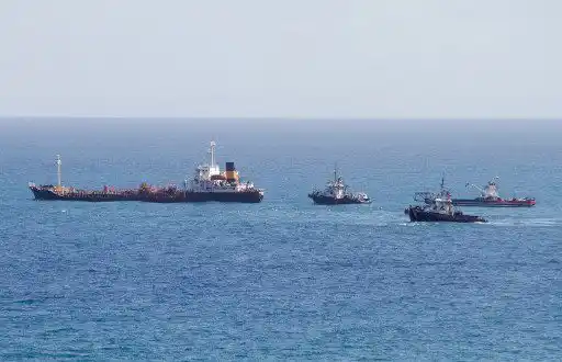 Por temor a un DESASTRE AMBIENTAL, Venezuela remolca buque petrolero varado en Margarita