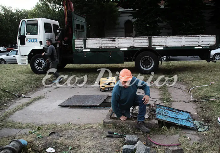 Reparan pozo en el centro y vuelve agua en la zona