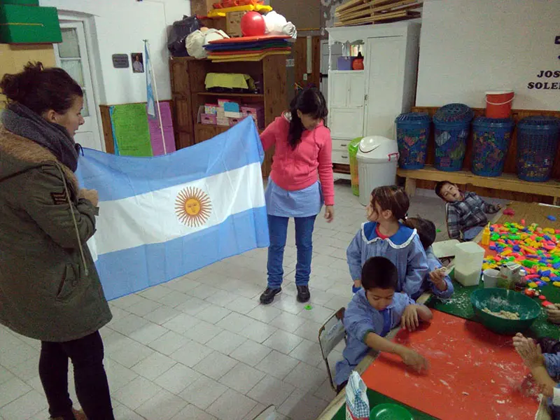 Entrega de banderas a once establecimientos educativos