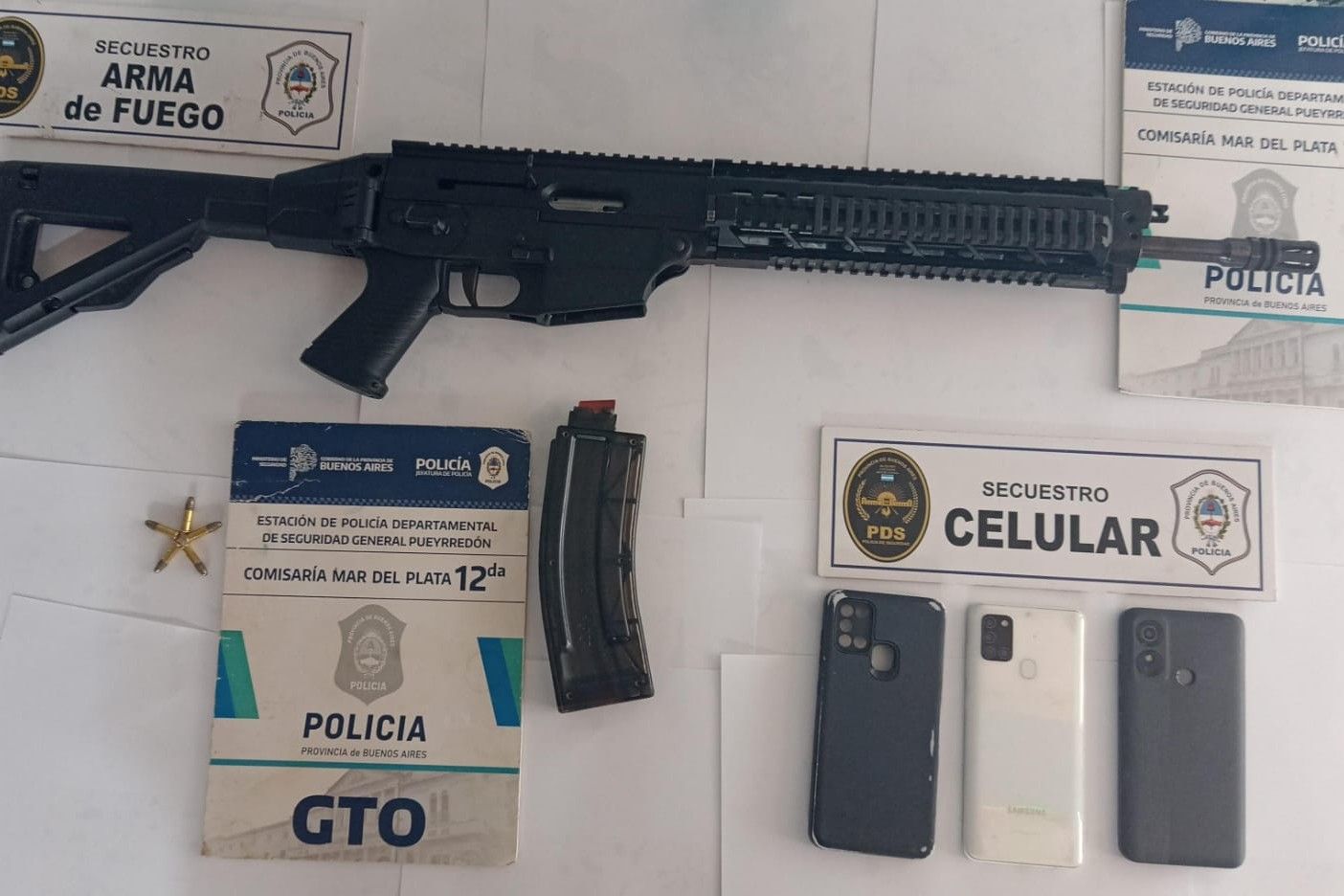 Una ametralladora semiautomática, entre otros elementos, fue secuestrada durante los allanamientos.