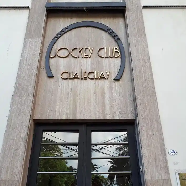 La esquina del Jockey Clkub vuelve a cobrar brillo y alegría con la música de La Noche Retro.