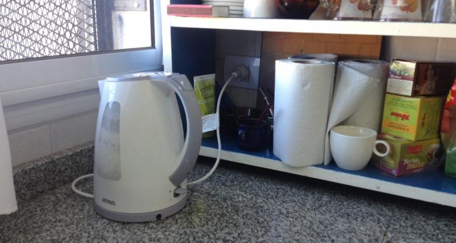 Jardín 908: No hay gas y con una pava eléctrica calientan el agua para el desayuno