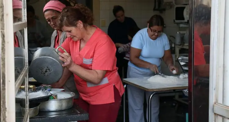 Las empleadas de la Clínica San Martín solicitan donaciones para elaborar productos para vender