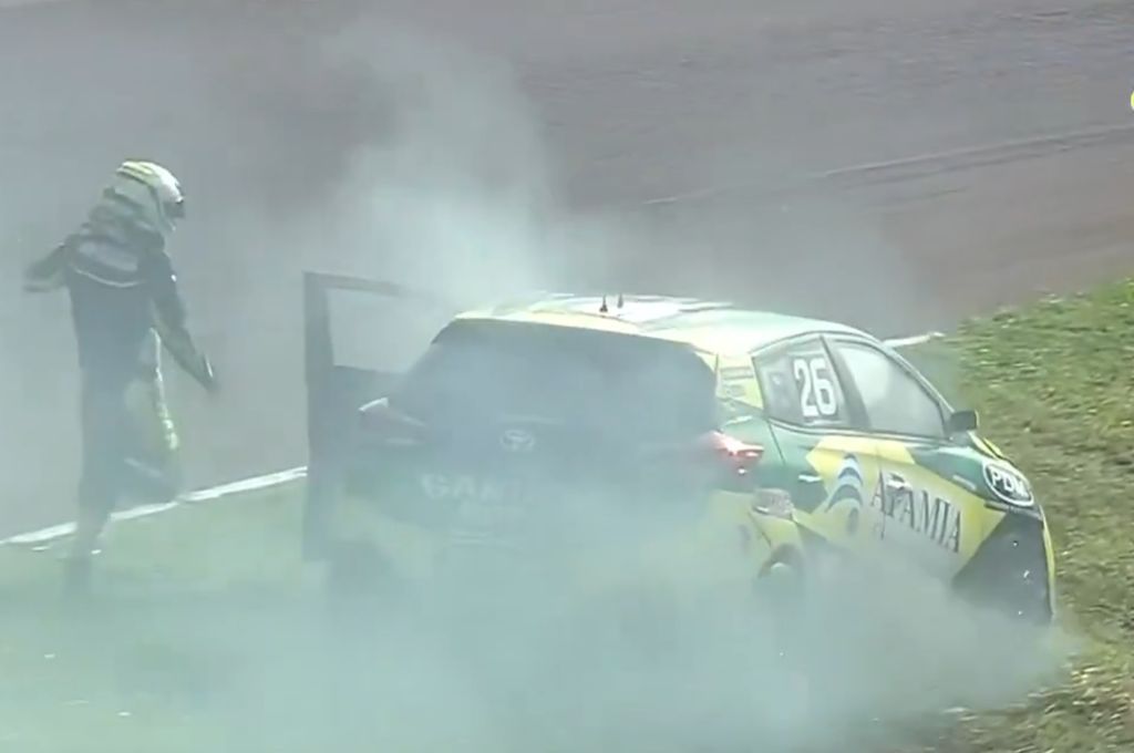 Se le incendió el auto en plena carrera