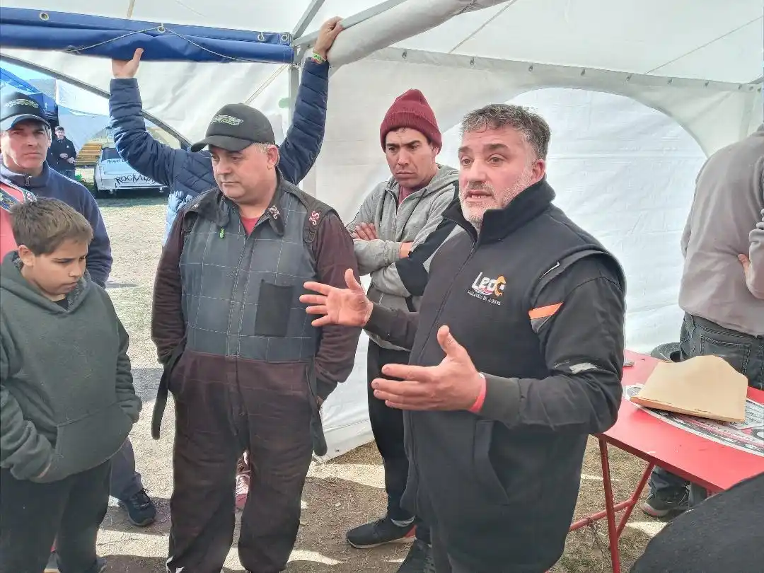 Beain en plena charla con los pilotos.