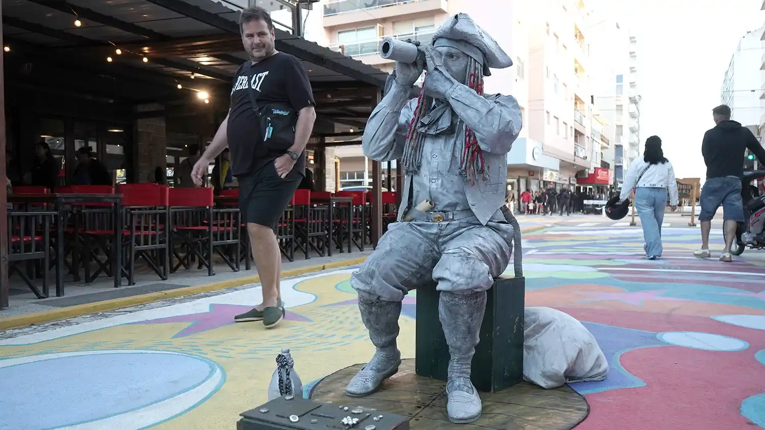 Los espectáculos de verano tienen como escenario las calles de la playa