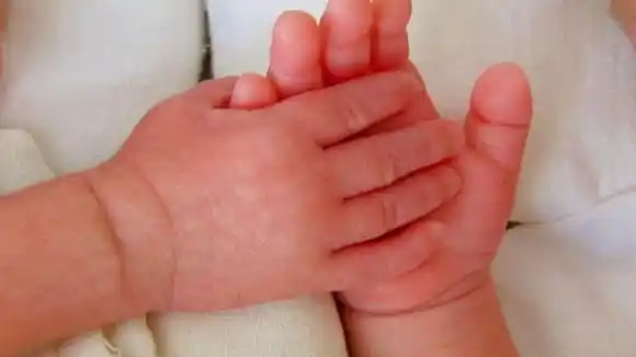 LLORABAN DE HAMBRE: hallan a dos bebés de 6 meses abandonados en una vivienda en Colombia