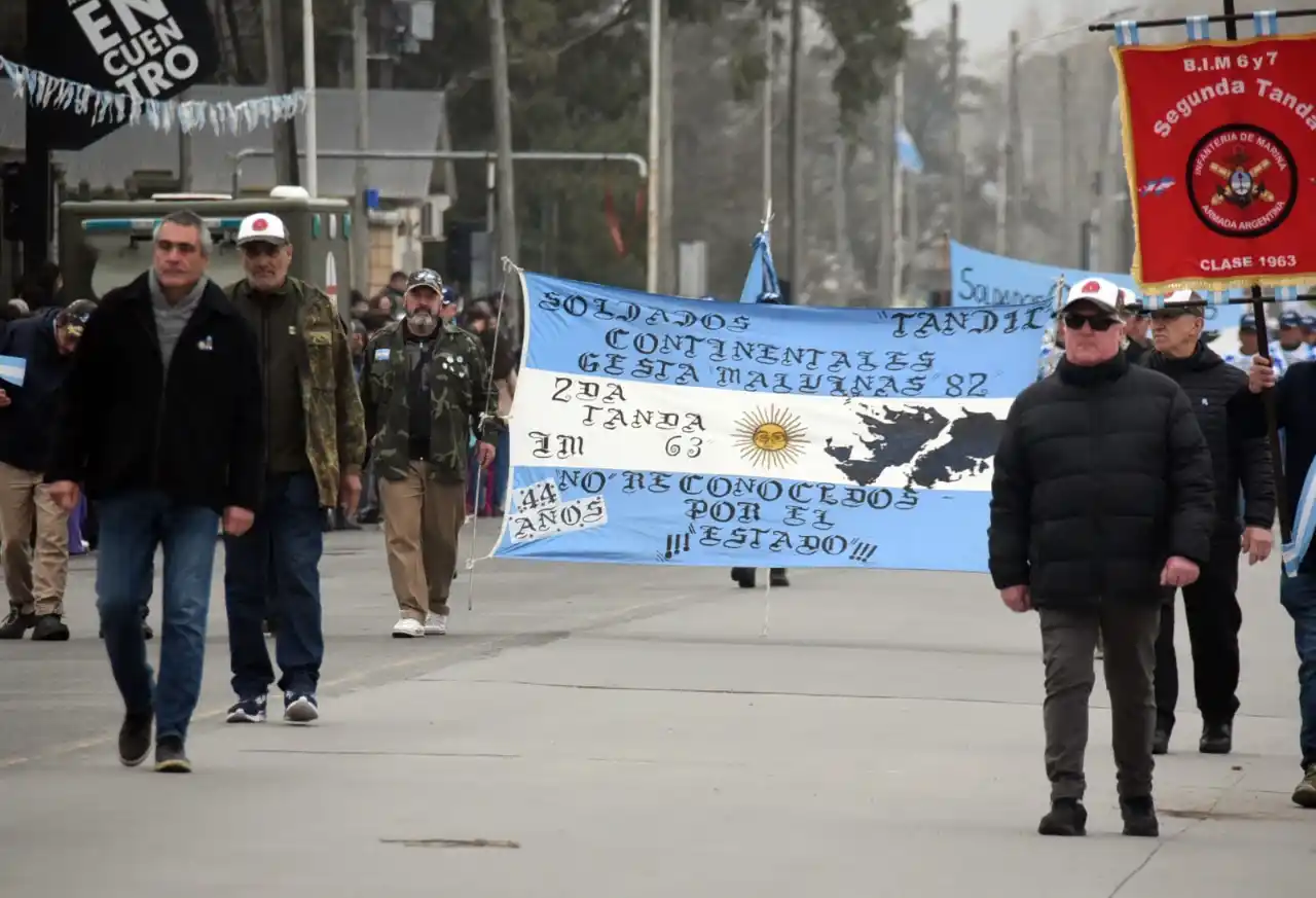 La Avenida del Encuentro fue testigo de un nuevo desfile por la Revolución de Mayo.