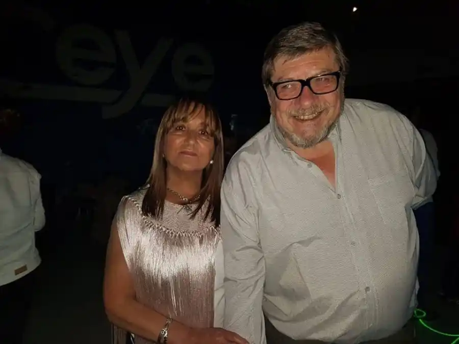 Amanda al lado de su compañero de vida años atrás. Siempre juntos.