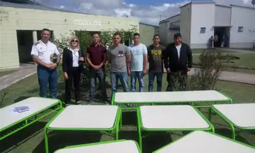 Internos de la cárcel de Magdalena reparan mesas para los chicos