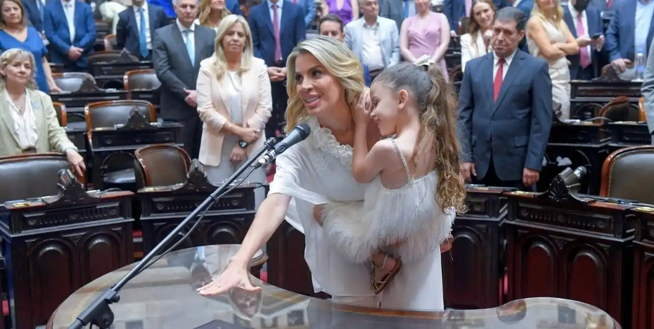 Vestida de blanco y con su hija a upa, juró Virginia Gallardo, una de las caras nuevas en la Cámara de Diputados.