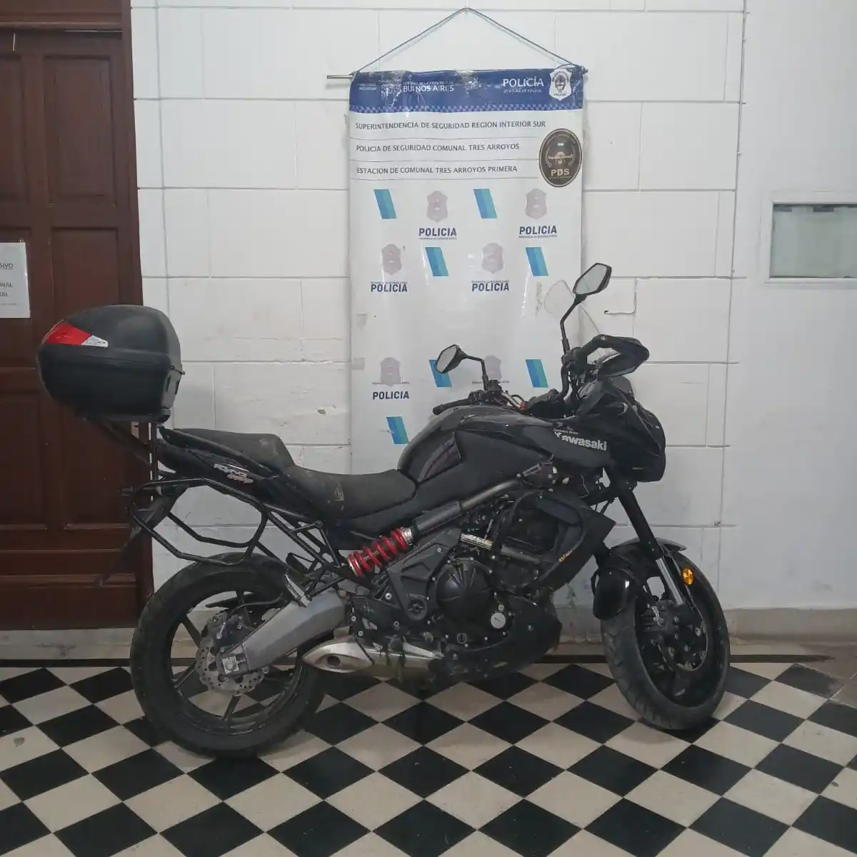 Moto Kawasaki de 650 cc, recuperada