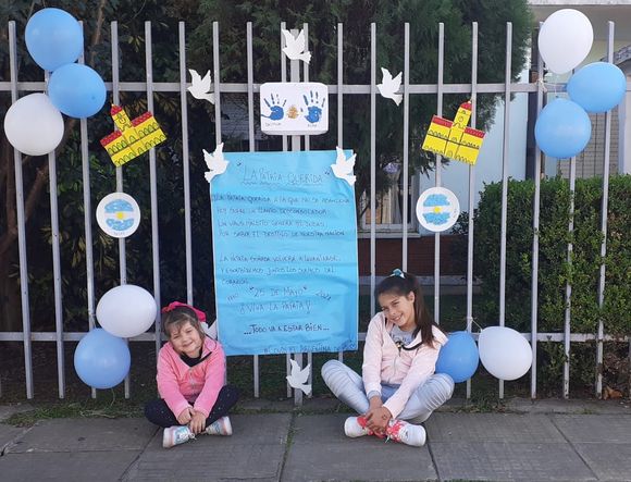 25 de mayo: Delfina y Alma mostraron su “espíritu patriota”